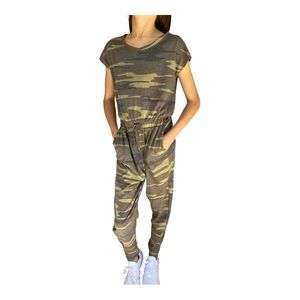 GB Girls camo elastic waist jumpsuit‎ size M. NWT